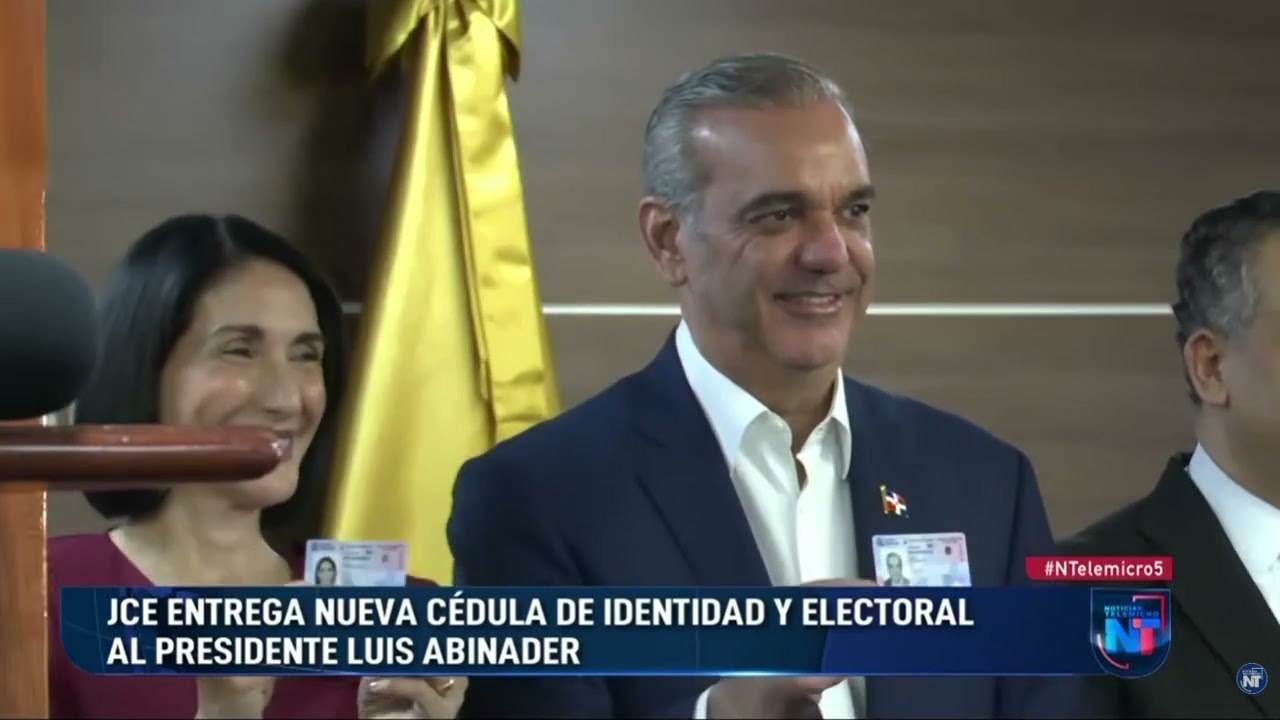 JCE entrega nueva c&eacute;dula de identidad y electoral al presidente Luis Abinader