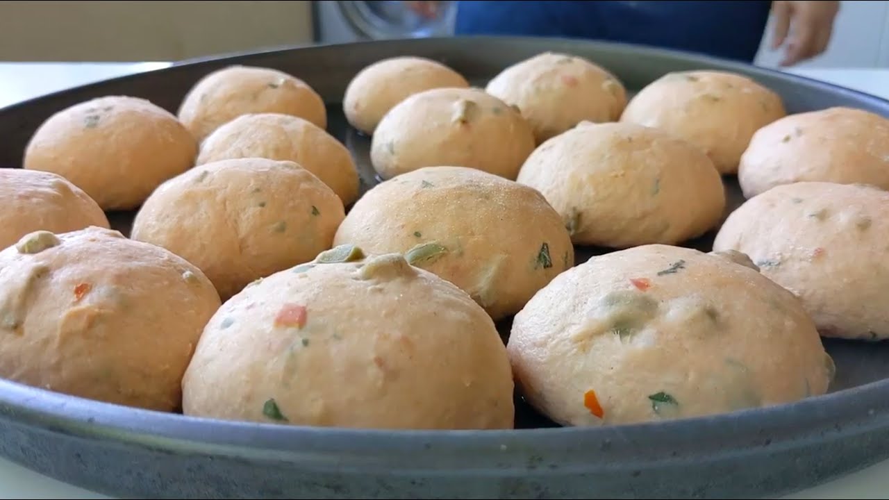 Пышный хлеб со средиземноморским вкусом. Хлеб с помидорами, оливками, базиликом и оливковым маслом.