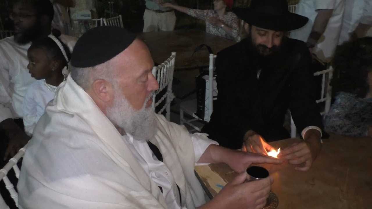 Rabbi David Bar-Hayim Says Havdalah at Machon Shilo Shabbaton