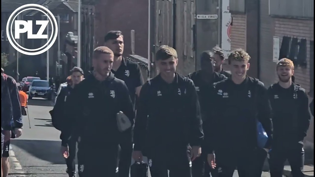 🟠🏟 WATCH I Dundee Utd squad and Jim Goodwin make the short walk to Dens Park 