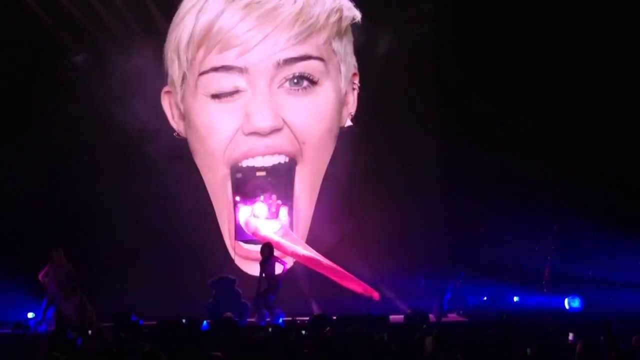 SMS (Bangerz) - Miley Cyrus - Bangerz Tour live Vancouver