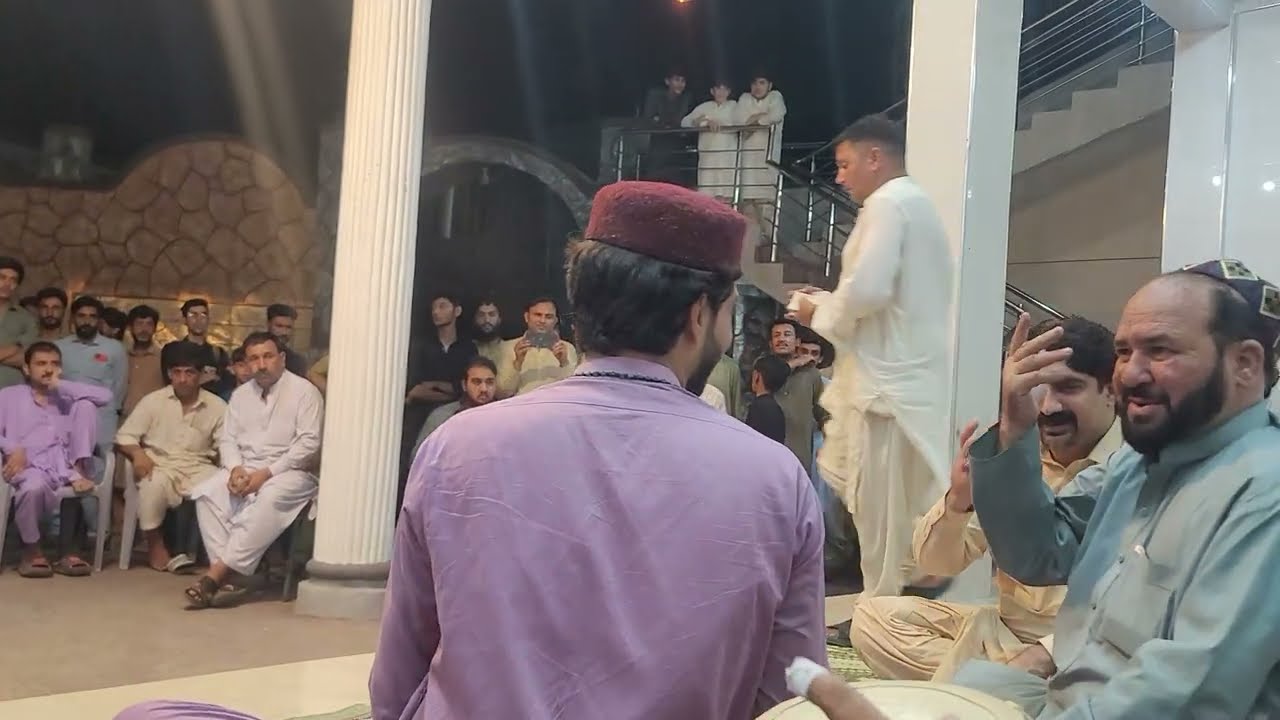 Da dacha pa taswar ke rana lare lare garze l.    Zahir mashukhel  mazhar hameed malang