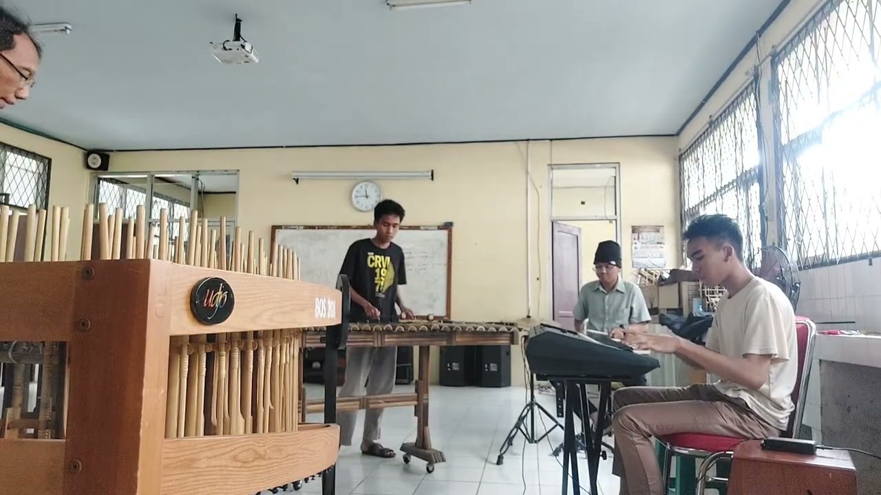 MAJU TAK GENTAR (Cornel Simanjuntak)       SMA Negeri 1 Citeureup 