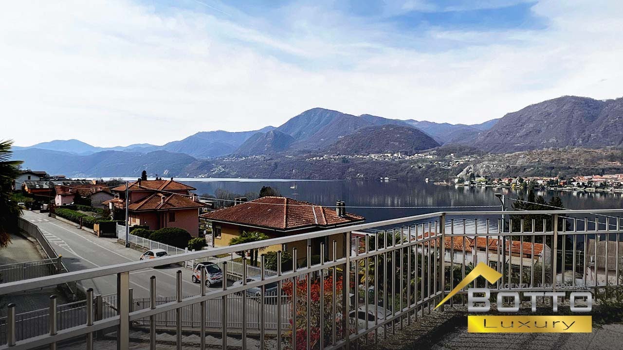 Immobiliare Botto Luxury: Villa for sale in Omegna, with beautiful lake view