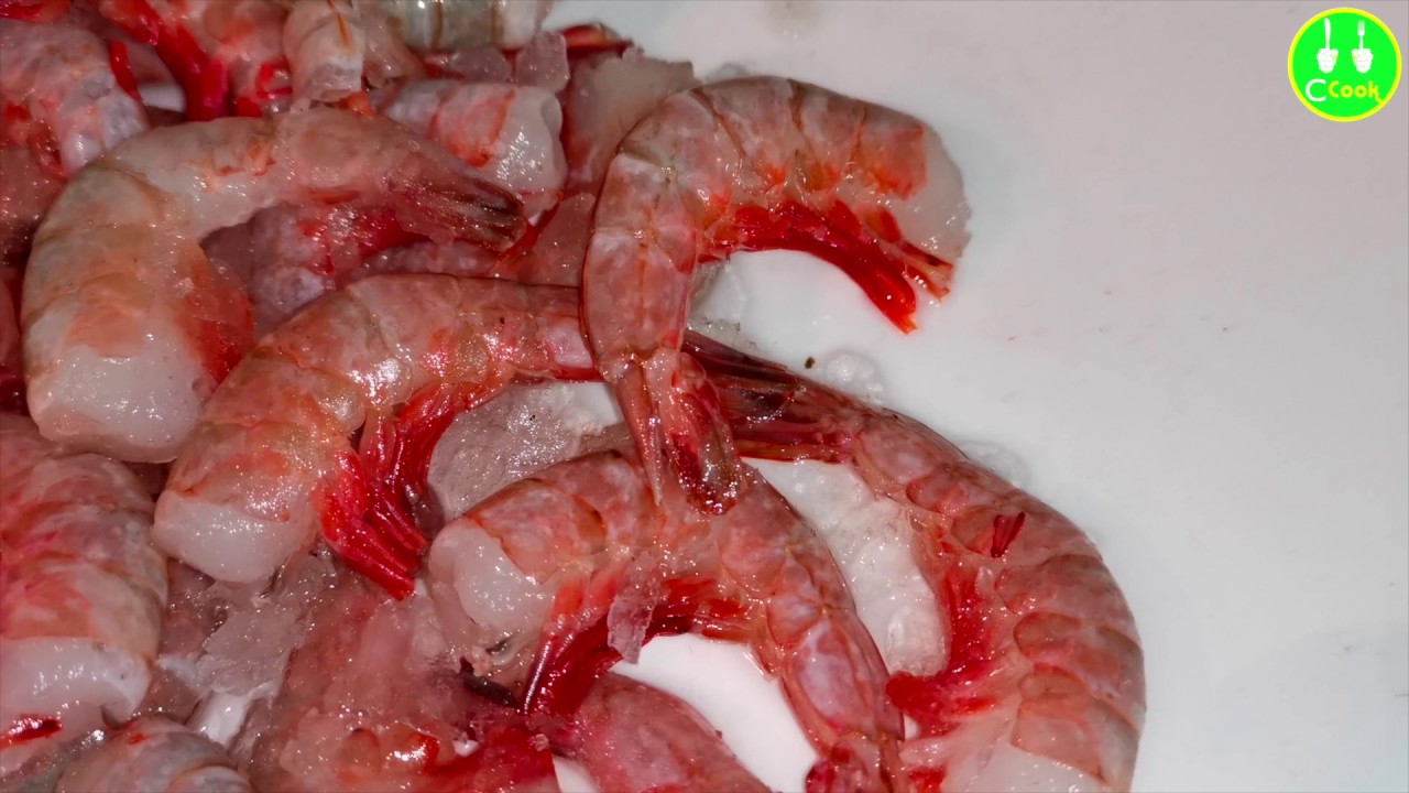 Comment d&eacute;cortiquer et d&eacute;veiner des crevettes | ASTUCE C COOK