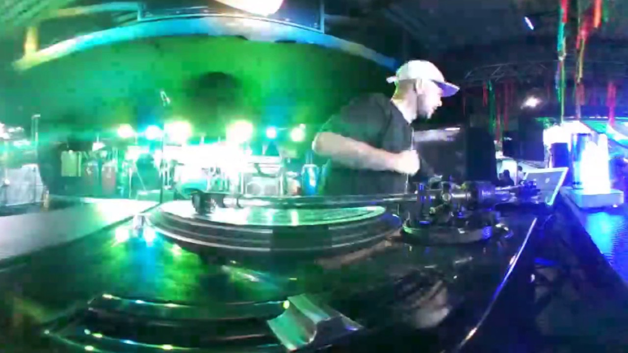 Dj Gabiru discotecando no aniversário de 3 anos da festa Zazueira