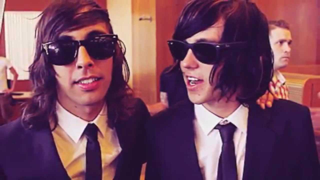 The way Kellin Quinn and Vic Fuentes look at eachother {KELLIC} moments