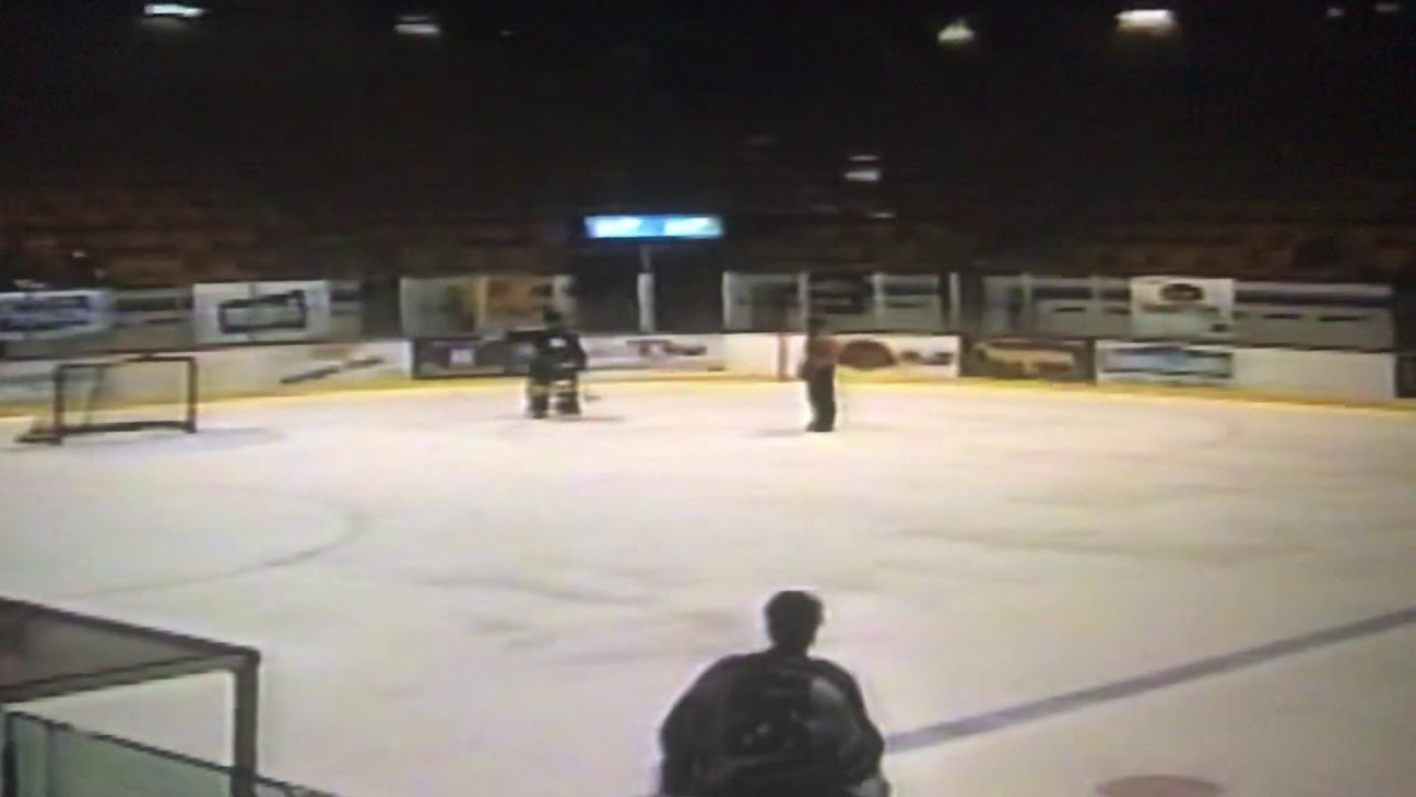 QSPHL Goalie Pr&eacute;dateurs Granby Marc Delorme jump referee