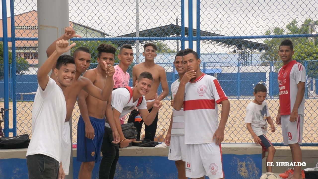 Fútbol y danza, el espíritu del barrio El Carmen