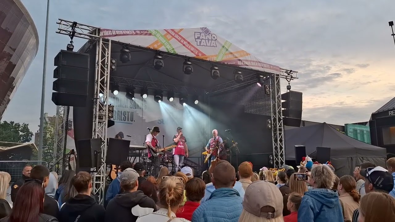 Liepāja (Libau/Liepoja) - Leģendārā rokgrupa ieskandina EČ basketbolā 2025 Liepājas centrā!