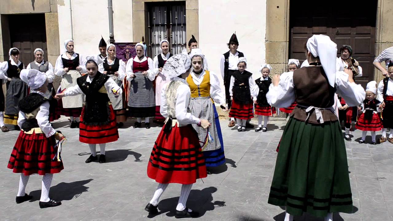 Grupo Folklorico Villaviciosa Aires de Asturias  - Mercado Solidario