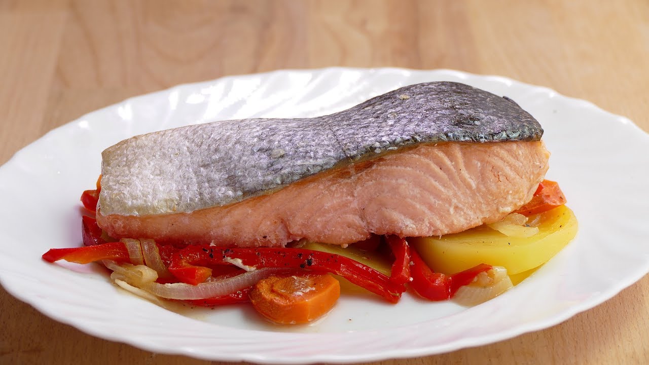Salmón al horno con una guarnición de PATATAS y verduras. Todo cocinado a la vez