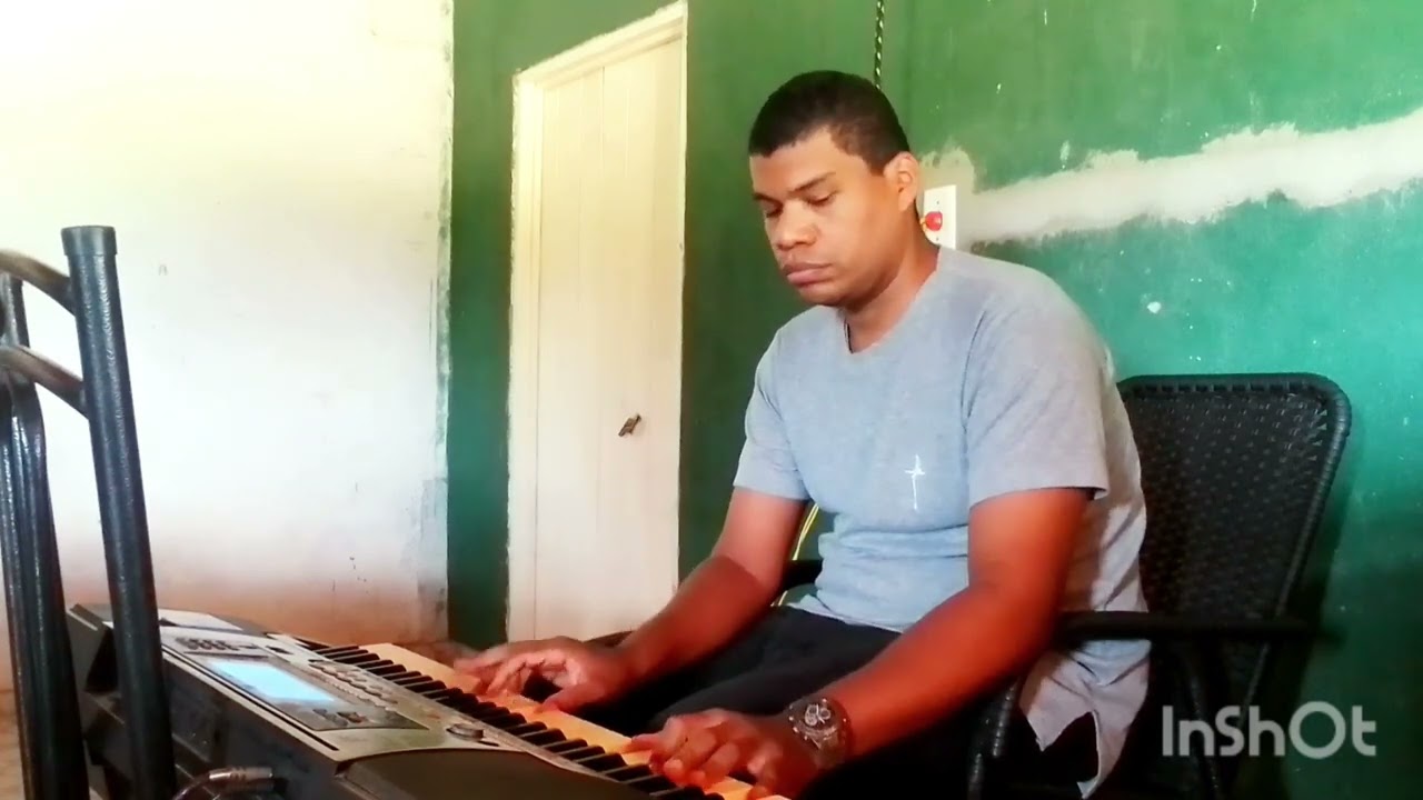 louvor ( O lugar) pr: Lucas )  jherfferson no teclado ) louvai ao senhor com alegria  ☺️☺️