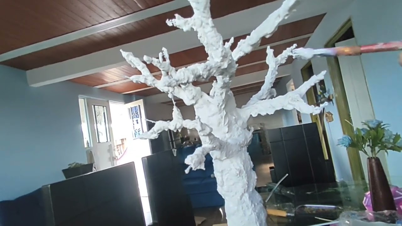 Árbol con columpio en movimiento