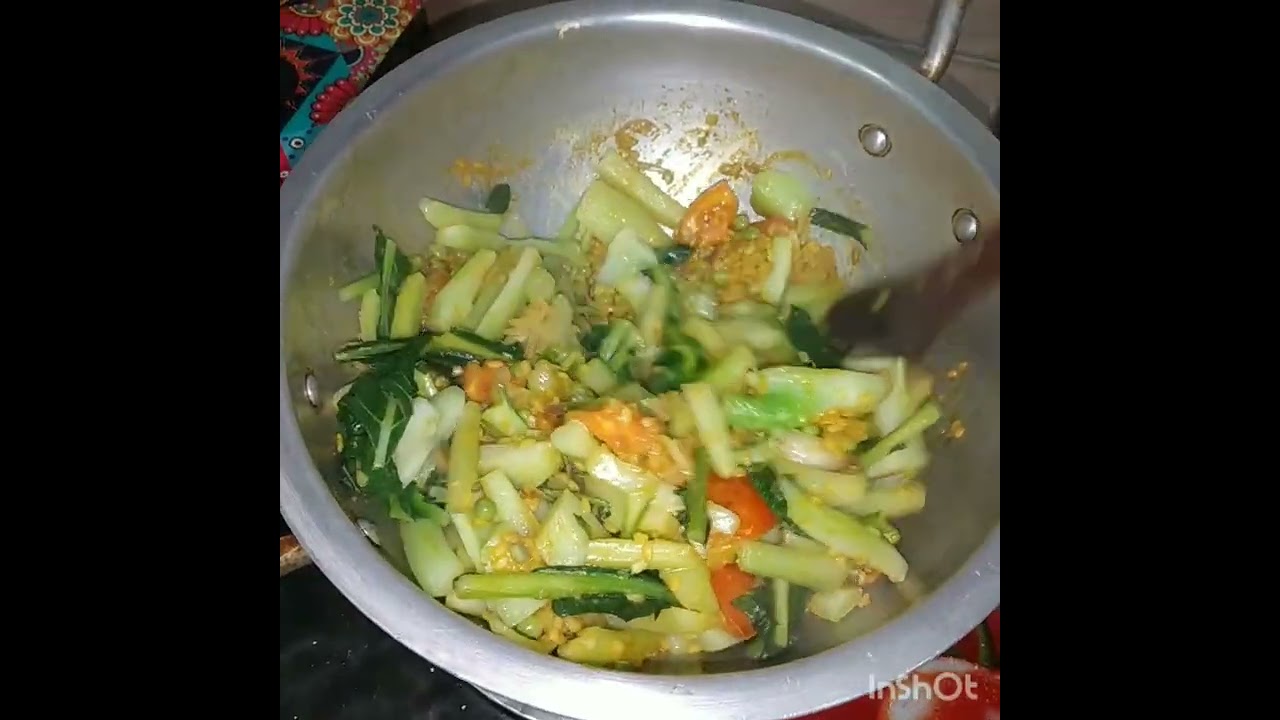 ব্রকলি ডাটা দিয়ে মুগডাল মটরশুঁটি সবজি🥰