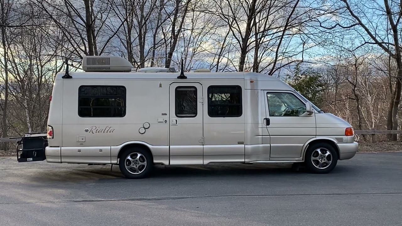 2004 Winnebago Rialta 22QD Gold Edition with only 33K miles - SOLD