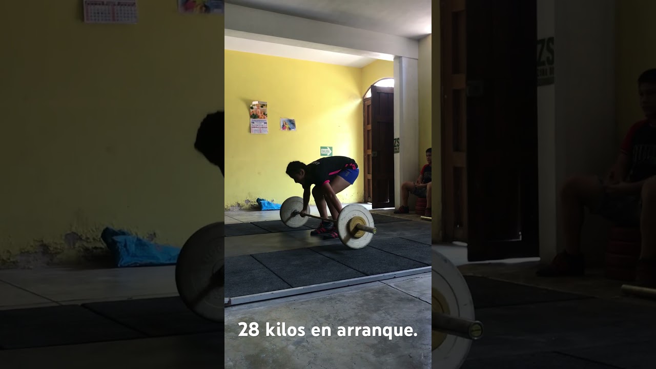 Neilidin Peralta, la nueva pesista, levanta 28 kilos en arranque.