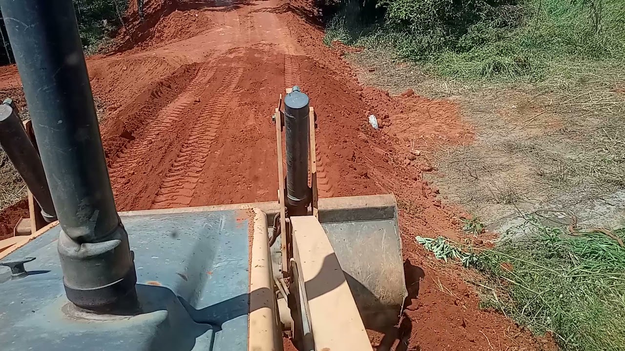 como espalhar terra é nivelar uma estrada com retro escavadeira!!!case 580n