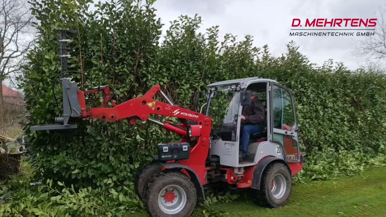 Weidemann mit MEHRTENS Doppelmesserm&auml;hwerk beim Heckenschneiden.