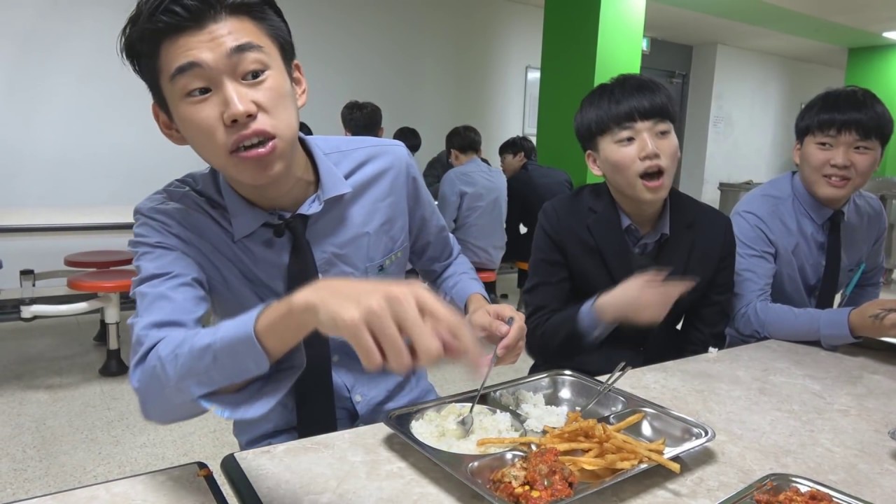 교복 입고 학생인척하고 급식실 들어가서 밥 먹기