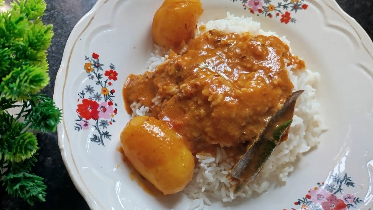 আগামীকাল শিবরাত্রি তাই আজ ঘরে ছিল নিরামিষ খাওয়া এরজন্য এই আলুর দমটা বানিয়ে নিলাম।