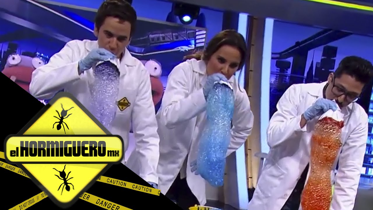 Haciendo burbujas de jabón con Kate del Castillo