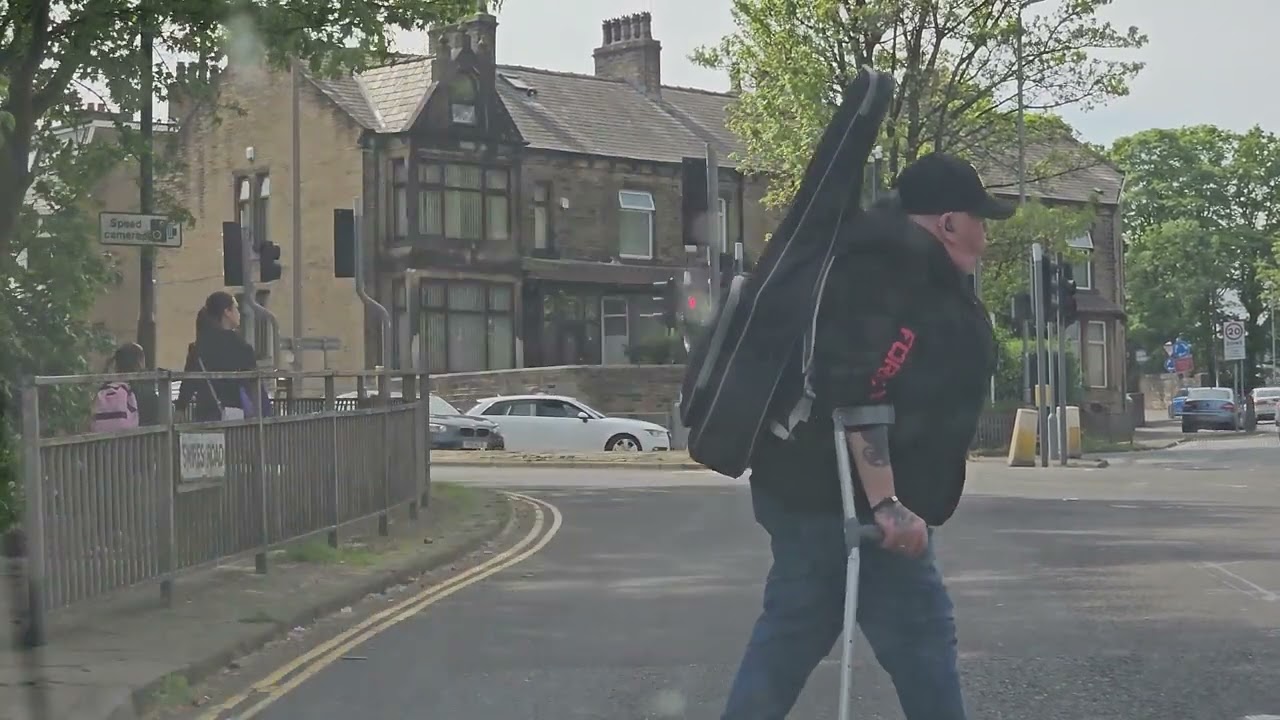 UK's Narrow Roads - A Random Drive to Queens Road, Halifax From Manor Heath Park.