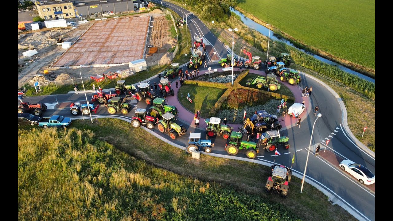 Duitse en Nederlandse boeren blokkeren rotonde in 's-Heerenberg