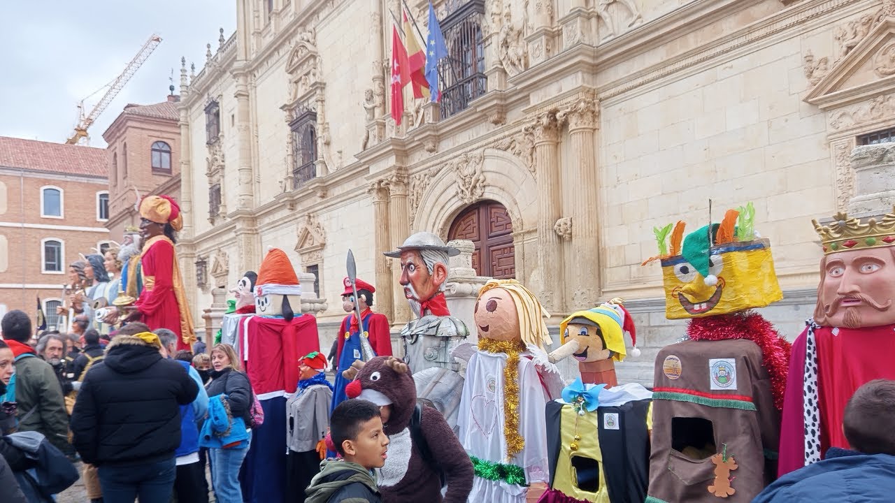 Pasacalles de los Gigantes Navideños Alcalá de Henares 2025 acompañados los de Torrejón de Ardoz