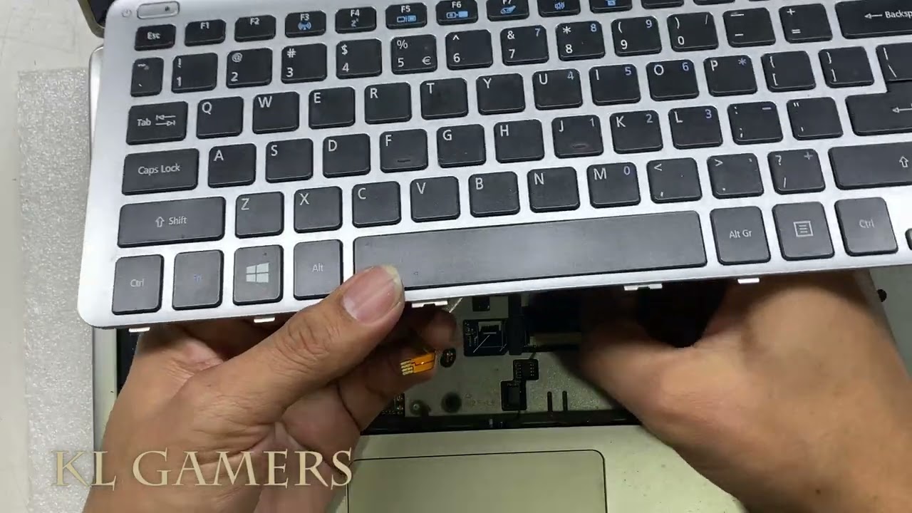 Acer Aspire V5-471PG Notebook Laptop upgrade SSD reinstall Windows 10 increase speed
