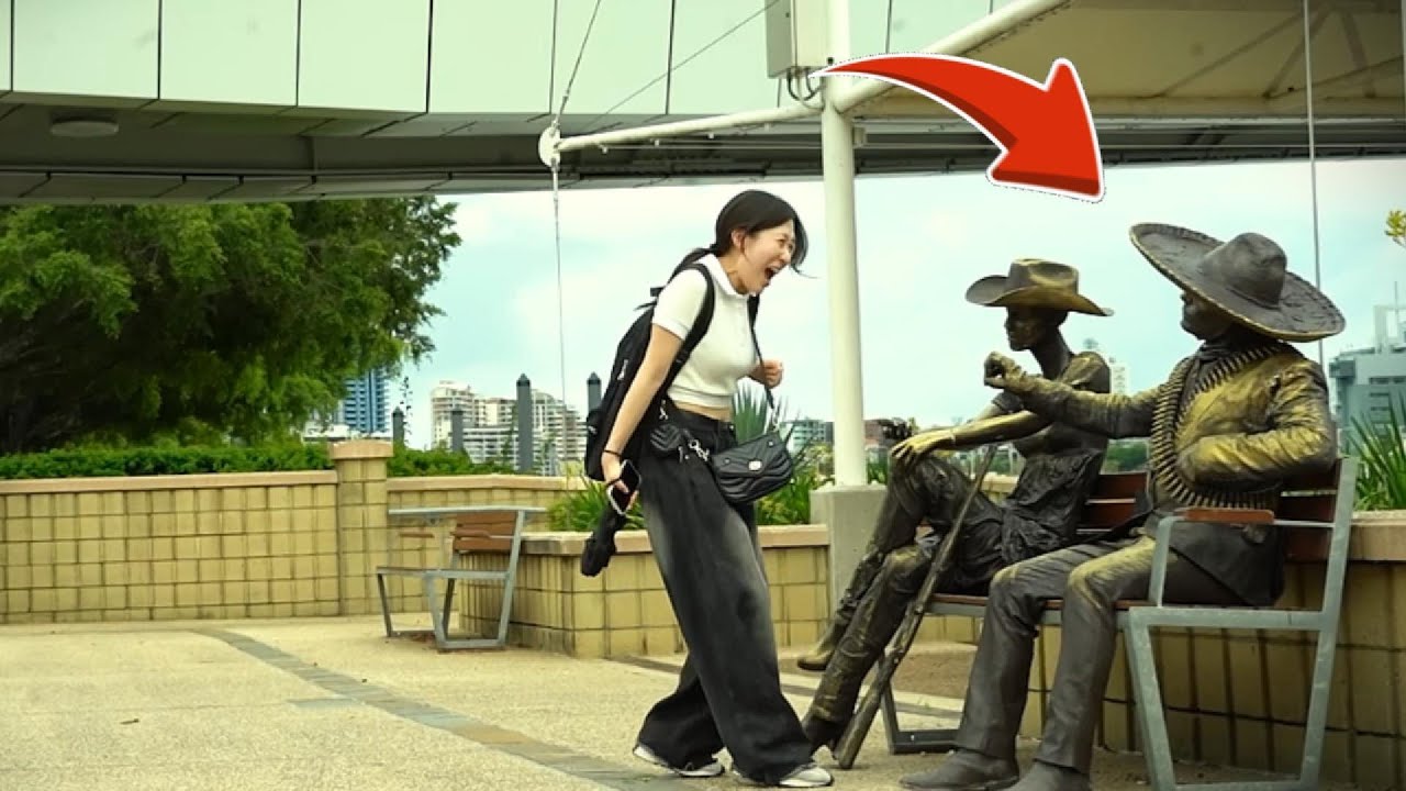 Is It Scary When a Statue Suddenly Moves? 😂