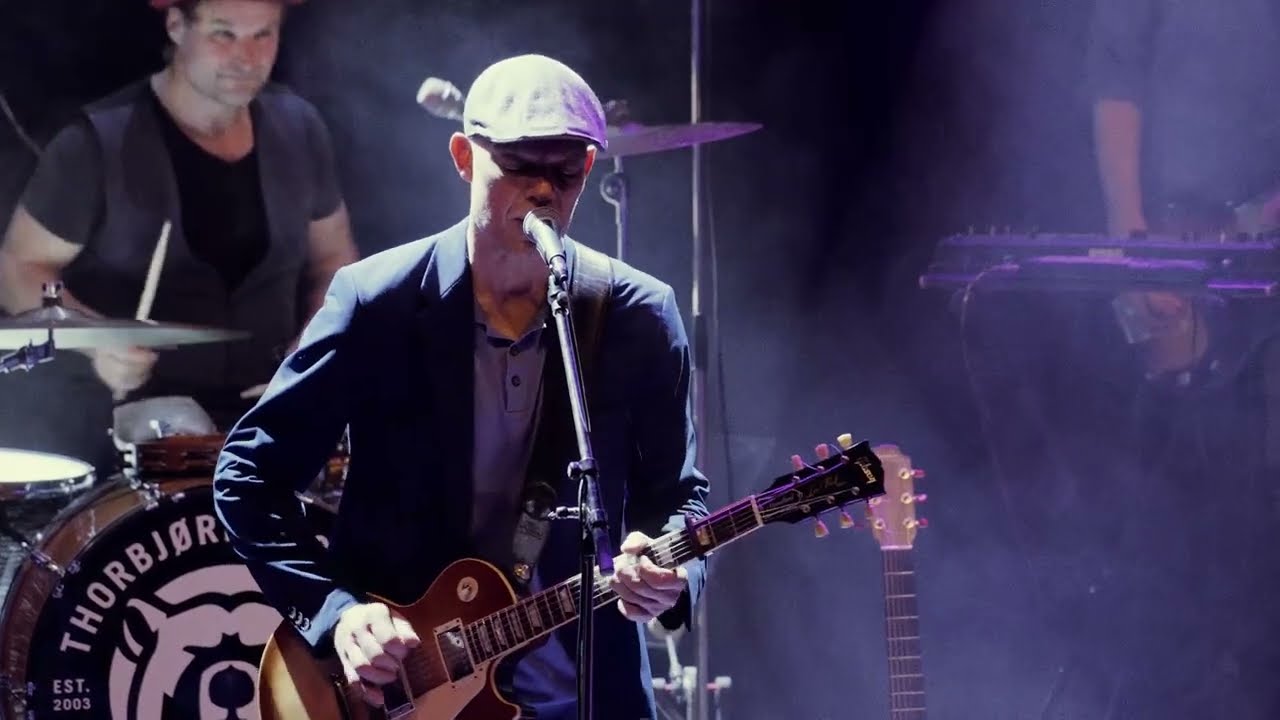 Thorbj&oslash;rn Risager & The Black Tornado - Never Givin' In (live with strings)