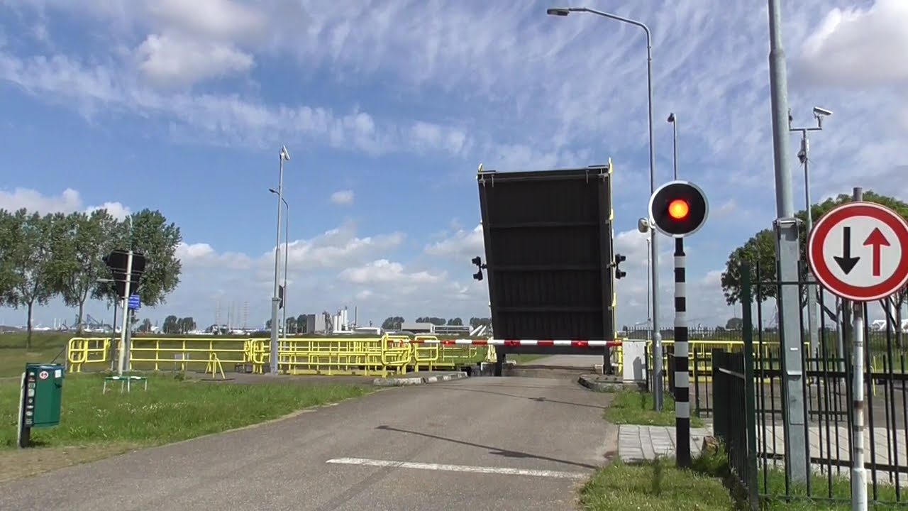 Brugopening Brug Voornse sluis Spijkenisse Basculebrug/ Drawbridge/ Pont Basculant/ Zugbrücke