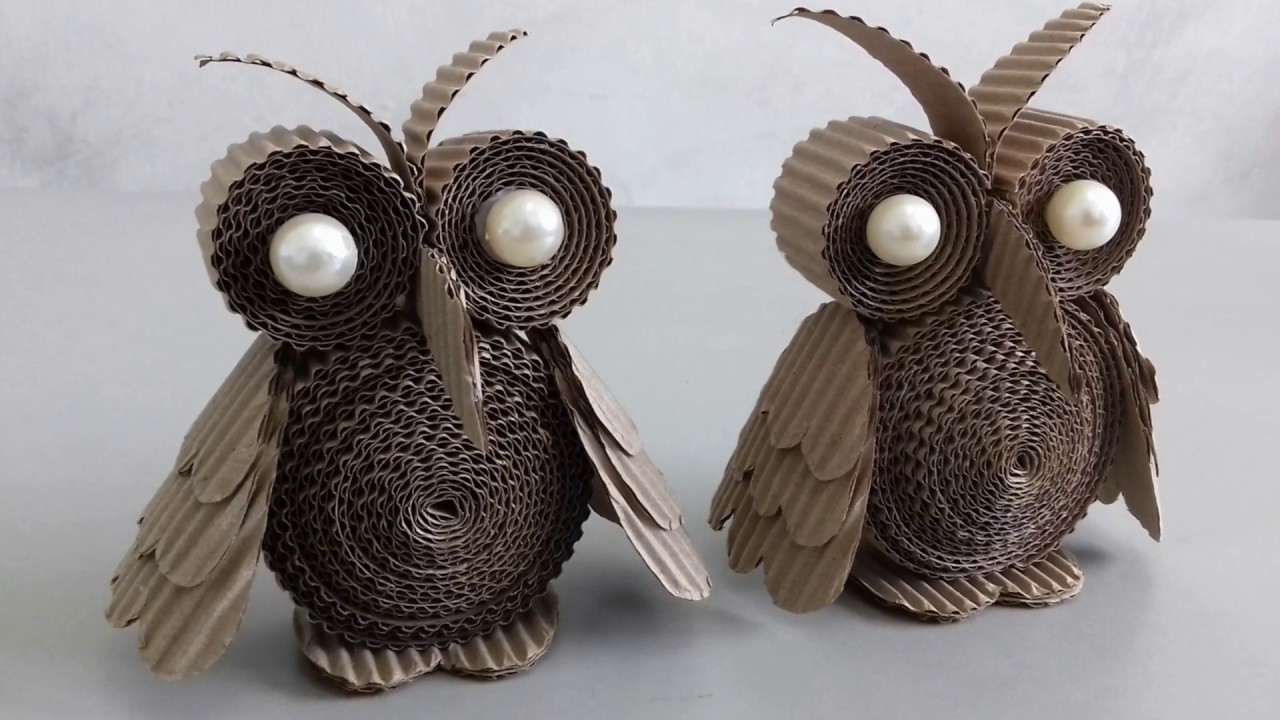 Coruja de papel micro-ondulado