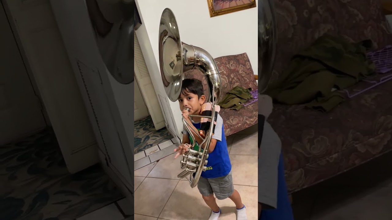 mi niño tratando de tocar mi gusto es en la tuba