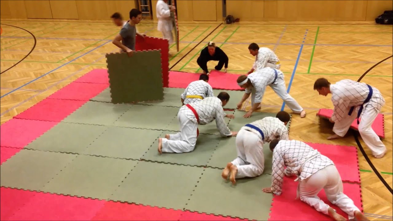 Aufbau der Mattenfläche beim HAPKIDO Verein Wiener Neustadt