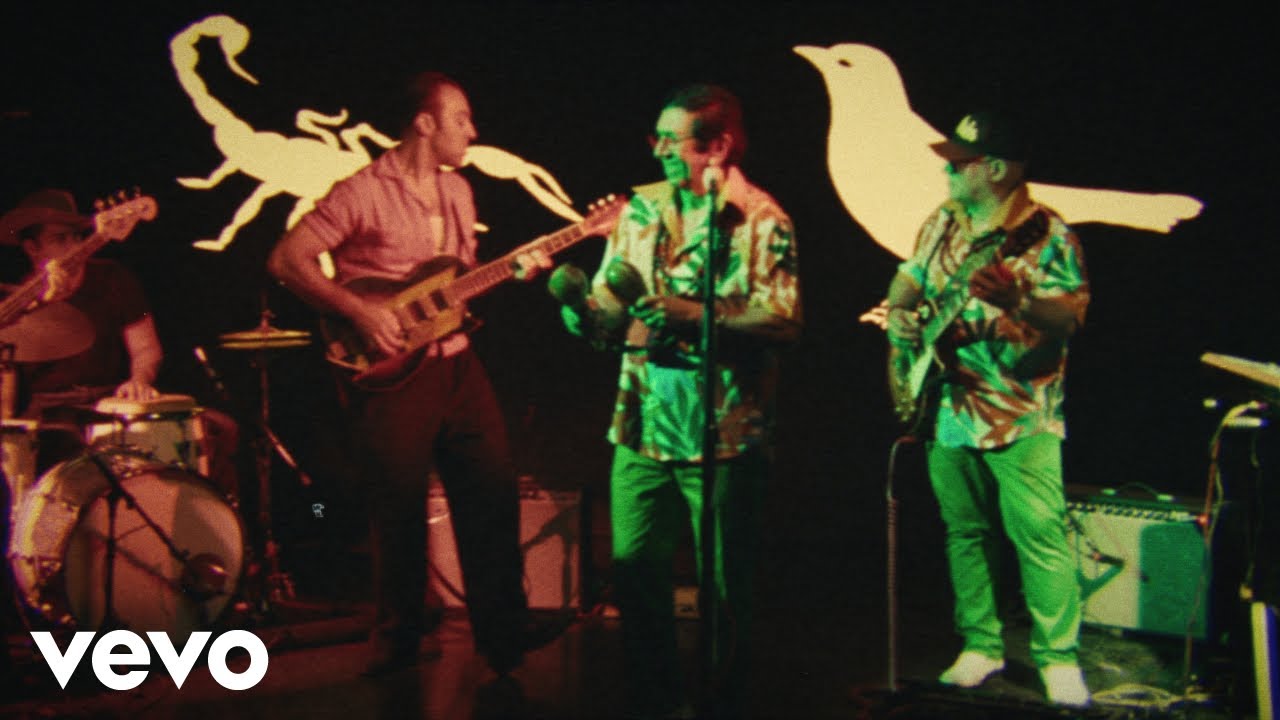 LA LOM - performs &ldquo;Luchando&rdquo; with Los Mirlos
