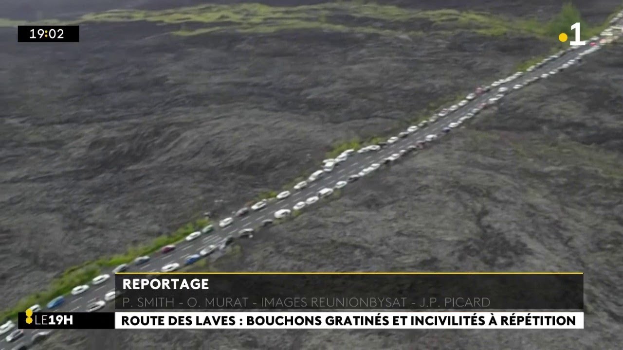 Piton de la Fournaise : embouteillages et incivilités aux abords de la Route des Laves.