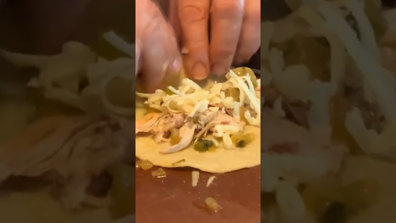 Как свернуть куриные энчиладас #texmex #курица #энчиладас