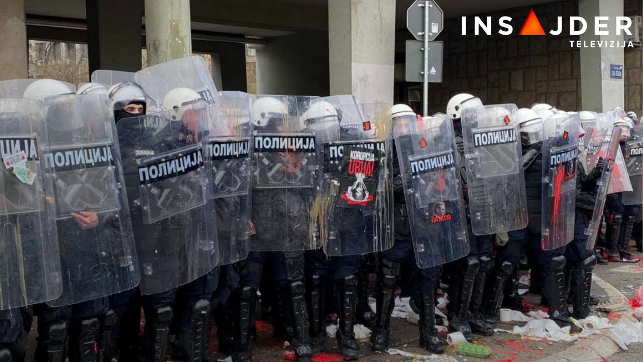 Incident ispred Skupštine Novog Sada, okupljeni gađali policiju jajima