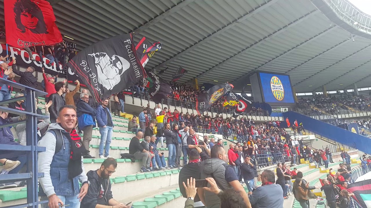 Verona Foggia 2019 tifo rossonero assordante