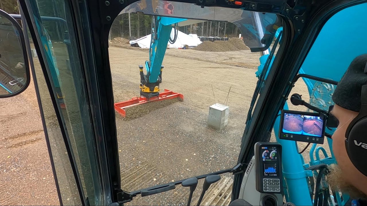 Hallin asfaltinpohjat on DONE! | Smoothing gravel for asphalt. Engcon tiltrotator in action!
