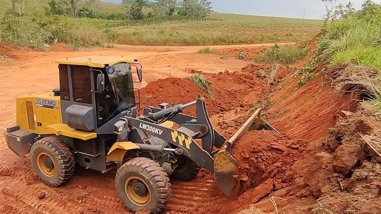 CONSERTANDO BARRANCO PRÓXIMO A UM MURO COM PÁ CARREGADEIRA XCMG LW309KV