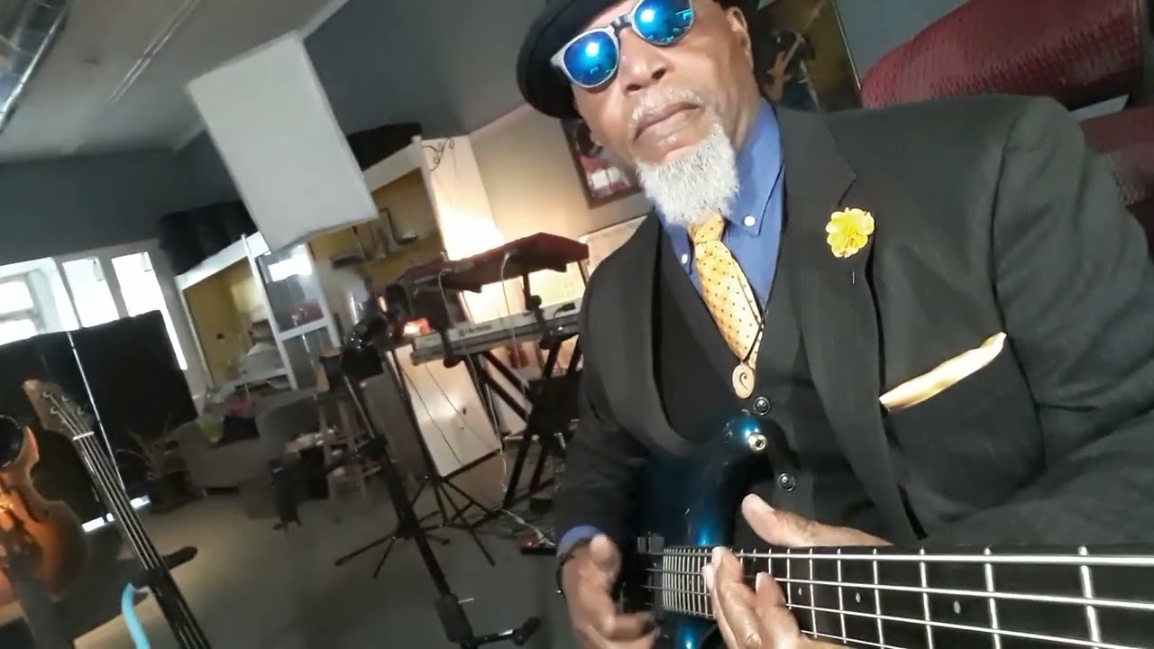 Old Dude plays Rage Against The Machine-Take The Power Back (Bass Cover)