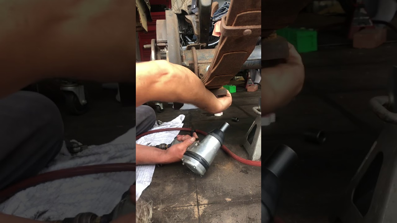 Taking off U bolts on an fj40 Toyota landcruiser