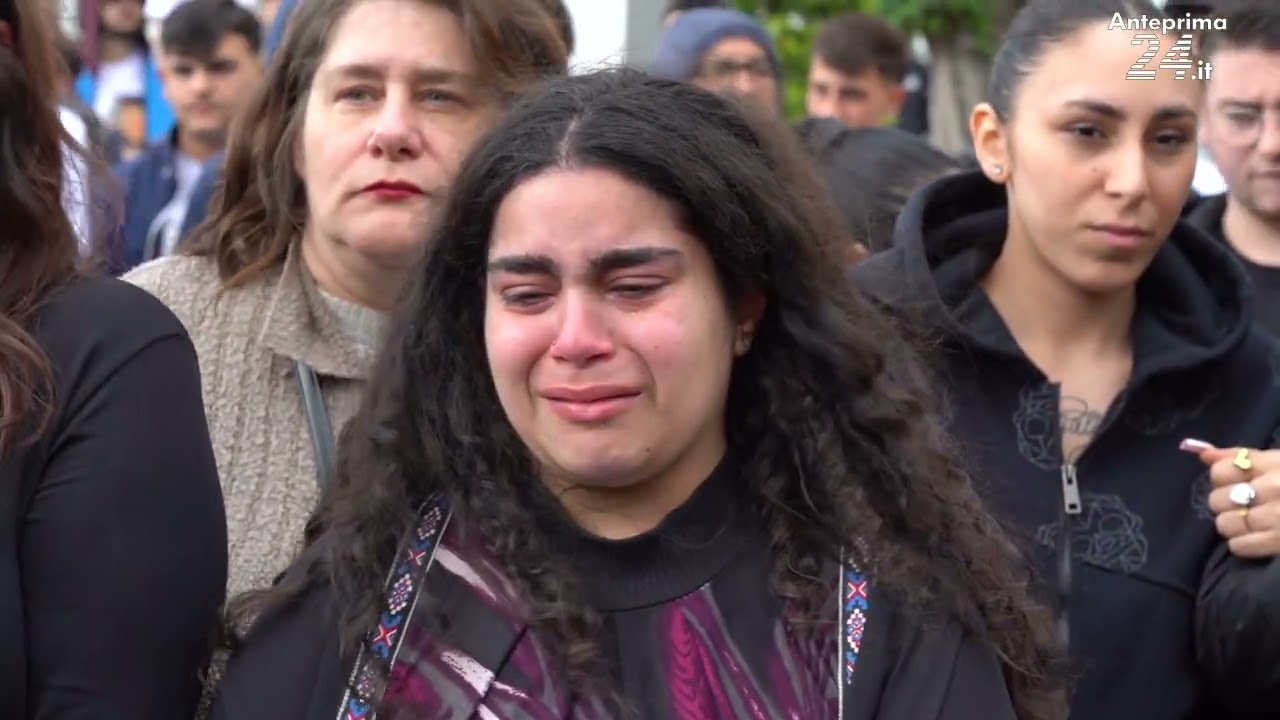Lacrime, rabbia e troppi perché: l’addio a Davide Carbisiero tra dolore e ombre