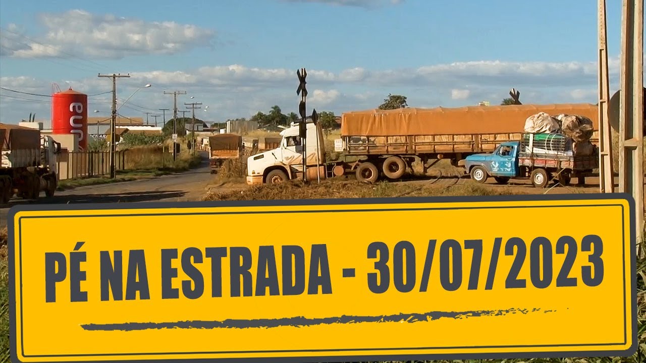Caminhão zero chegando e cargueiro velho saindo