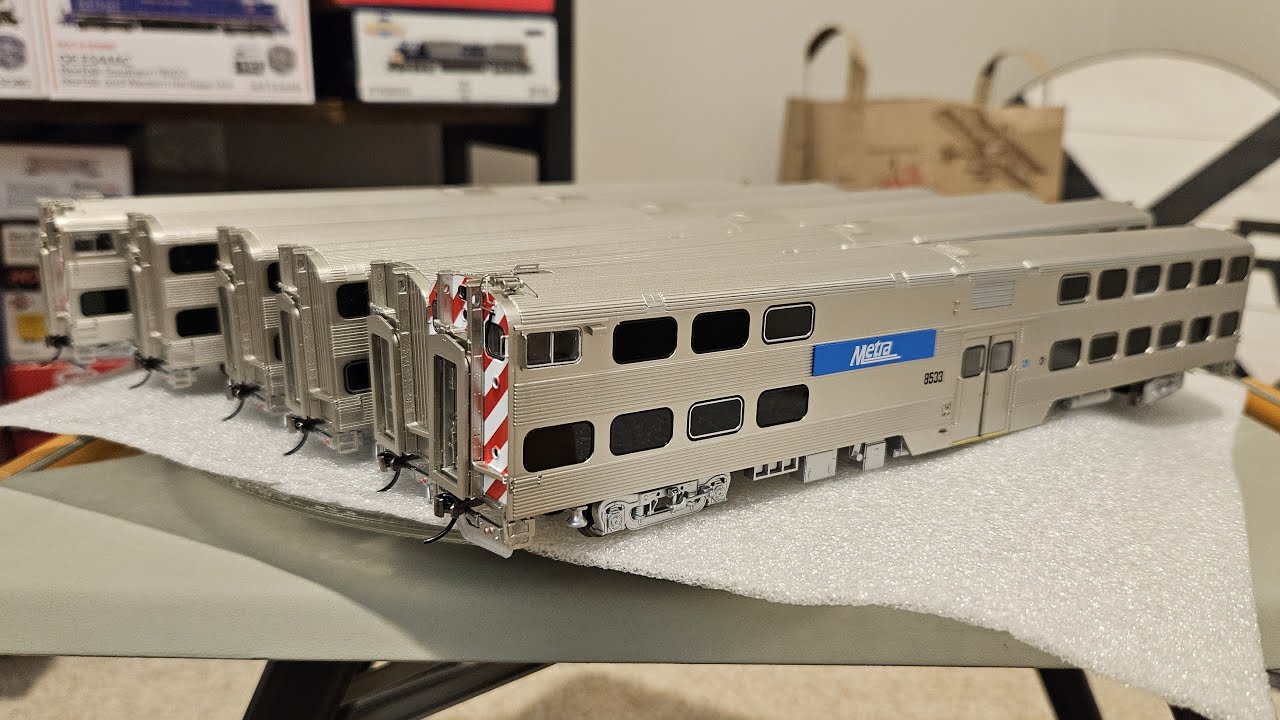 Review: Atlas Master Metra Nippon-Sharyo Gallery Commuter Car Sets 1&2 HO Scale Type 8500/6000