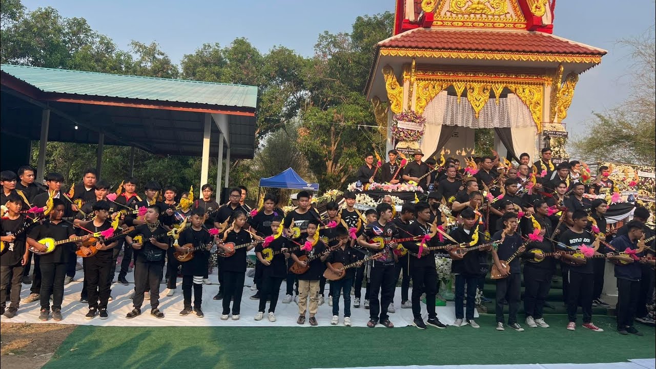 ภาพประวัติศาสตร์ที่น่าจดจำ มือพิณนับร้อยชีวิต ร่วมแสดงความอาลัยดีดพิณหน้าไฟให้กับตาทองใส ทับถนน
