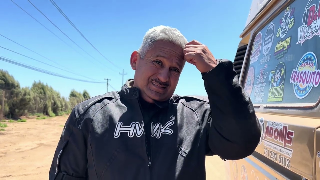 El chavo de. La moto me regala un pollo